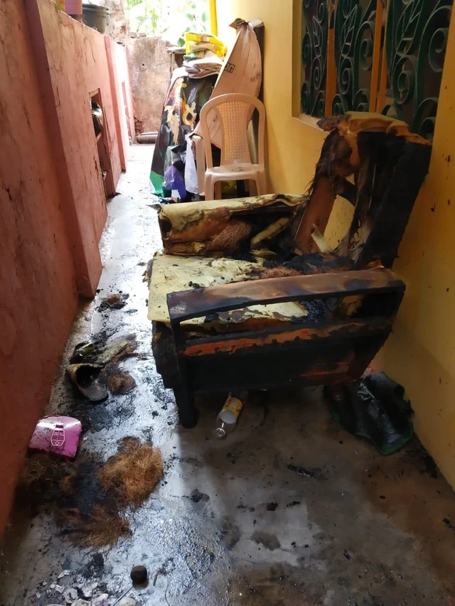 அதிகாலை 3 மணிக்கு வெடித்துச் சிதறிய ஏசி!- நிச்சயிக்கப்பட்ட மகனுடன் உயிரிழந்த அப்பா, அம்மா