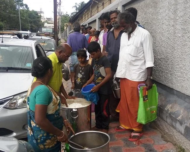 `பசியாற சோறு!’ - ஆதரவற்றோருக்காகப் பம்பரமாகச் சுழலும் கோவை ஆட்டோக்காரர் #MyVikatan