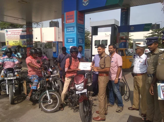 ``பெட்ரோலுக்கு ஹெல்மெட் கட்டாயம்!” - அமலுக்கு வந்த `விபத்தில்லா திருச்செந்தூர்’ திட்டம்
