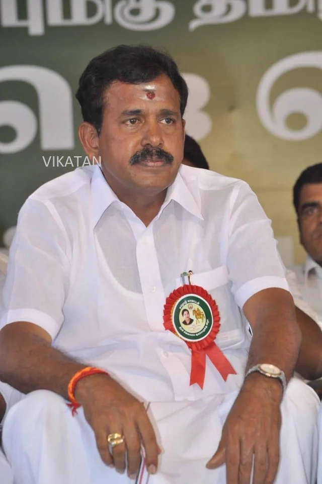 `சாதாரணத் தொண்டனாக அ.தி.மு.க-வில் தொடர்வேன்!' - `தோப்பு' வெங்கடாச்சலம்