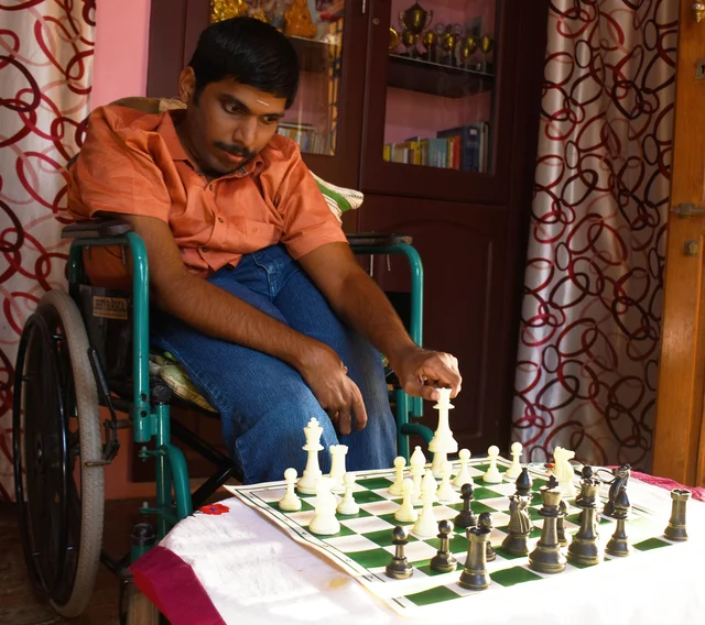 `அரசு உதவினால் மட்டுமே முடியும்!' - சர்வதேச செஸ் போட்டிக்குத் தேர்வான புதுக்கோட்டை மாற்றுத்திறனாளி வீரர்