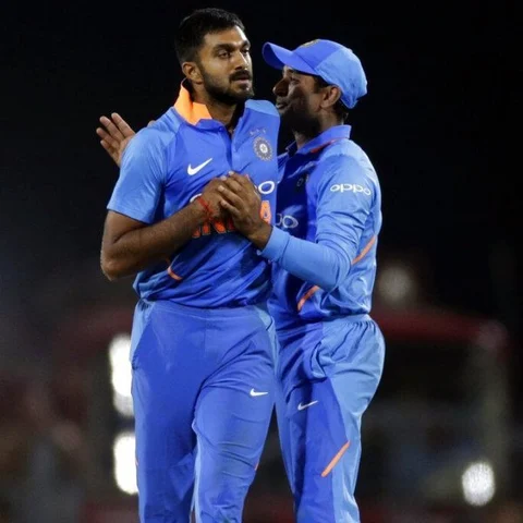 `வாழ்க்கையே மாறிடுச்சு; அன்று மட்டும் 50 போன்கால்!' - நிதாஹஸ் டிராபி அனுபவம் பகிரும் விஜய் சங்கர்