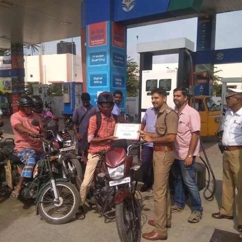 ``பெட்ரோலுக்கு ஹெல்மெட் கட்டாயம்!” - அமலுக்கு வந்த `விபத்தில்லா திருச்செந்தூர்’ திட்டம்