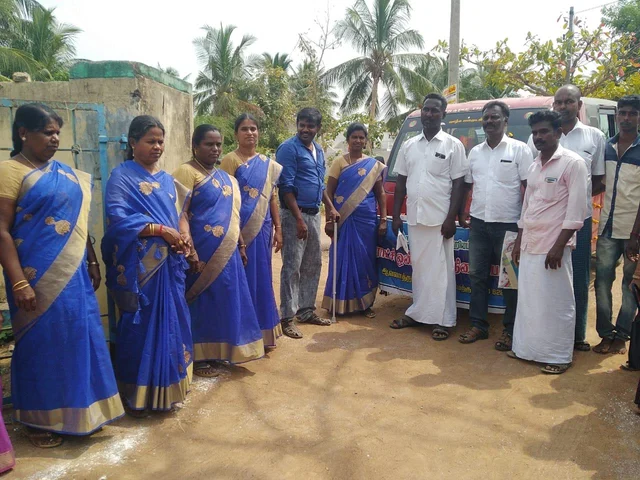 `இனி நடந்து வர வேண்டாம்; வேனில் பயணிக்கலாம்!' - மாணவர்களை ஆச்சர்யப்பட வைத்த அரசுப் பள்ளி