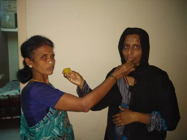 `25 வருட நட்பைப் பிரித்த அரசியல் கூட்டணி.. ஒன்றுசேர்த்த தேர்தல் முடிவு!' - கரூர் பெண்களின் கதை