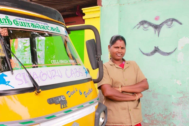 ''சைக்கிள் ஓட்டத் தெரியாதவ இப்போ ஆட்டோ ஓட்டுறேன்!" - தூத்துக்குடியின் முதல் பெண் ஆட்டோ ஓட்டுநர்