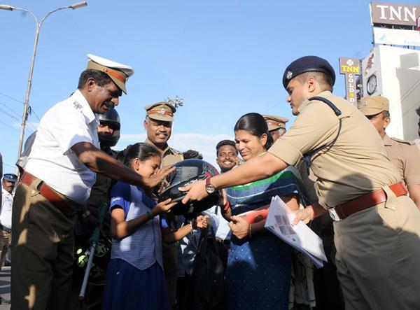 `உங்கம்மாவுக்கு நீயே அறிவுரை சொல்லி ஹெல்மெட்டை மாட்டிவிடு' - கரூரைக் கலக்கும் எஸ்.பி யுக்தி