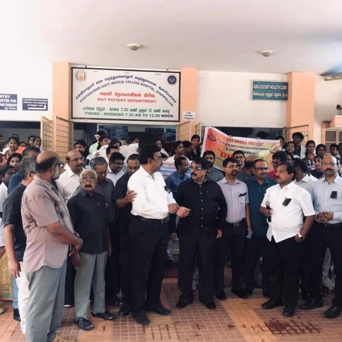 `பாதுகாப்பை உறுதிசெய்ய வலிமையான சட்டம்!' - தேசிய அளவில் தீவிரமடையும் மருத்துவர்கள் போராட்டம்