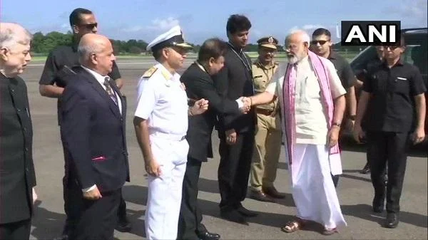 `எடைக்கு எடை தாமரை; ஒரு மணிநேரம் வழிபாடு!' - குருவாயூர் கிருஷ்ணன் கோயிலில் பிரதமர் மோடி