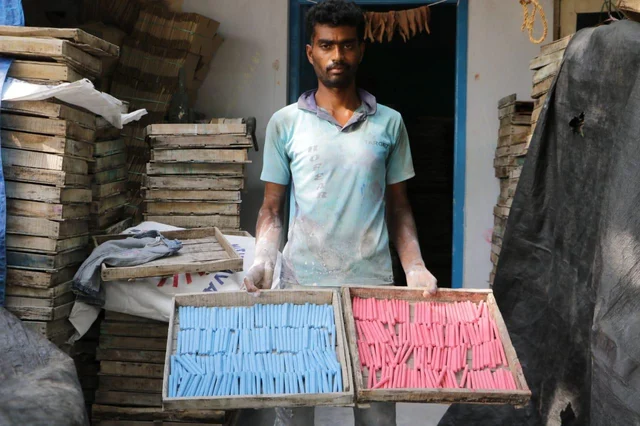 பச்சை, மஞ்சள், நீலம்... சாக்பீஸ் தயாராகும் கதை!