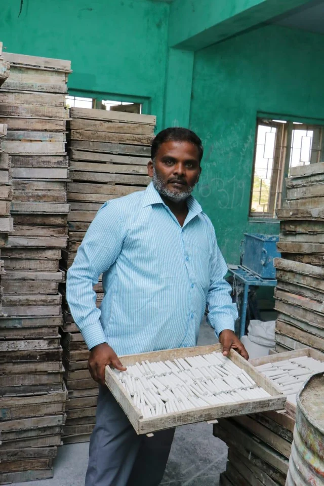 பச்சை, மஞ்சள், நீலம்... சாக்பீஸ் தயாராகும் கதை!