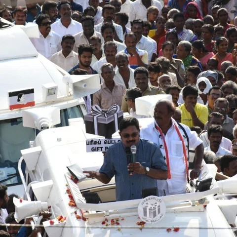`பதுங்கிப் பாயவேண்டிய நேரமிது!’ - தினகரனுக்கு சசிகலா கொடுத்த அட்வைஸ்!