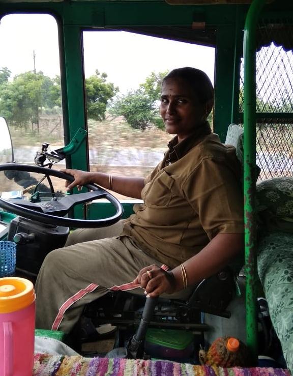 20 மணிநேர டிரைவிங்... 15 டன்... 8 மணி நேர ஏக்கம்! லாரி டிரைவர் - ஜோதிமணியின் சவால் வாழ்க்கை