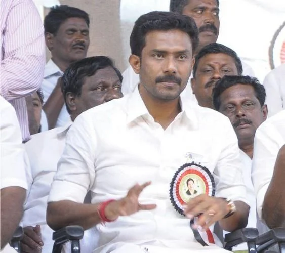 `2 பேரின் வெற்றியை பலி கொடுத்தவருக்கு கேபினட் பதவியா?!' - ரவீந்திரநாத்துக்கு எடப்பாடி வைத்த கடைசிநேர செக்