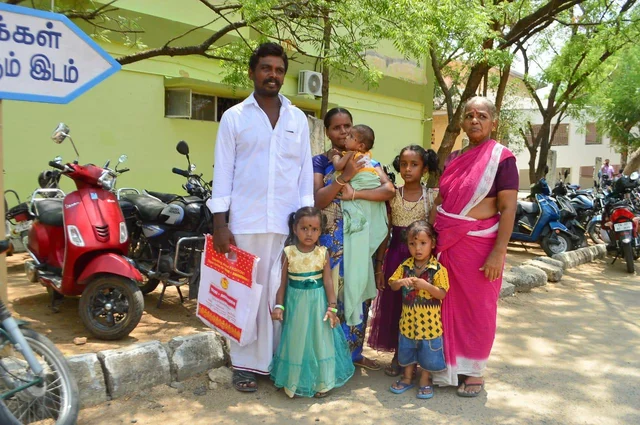 ‘சொந்த வீட்டால நிம்மதி போச்சு; உசுர எடுத்துடுவேன்னு மிரட்டுறாங்க’- கண்ணீர் வடிக்கும் கொத்தனார்