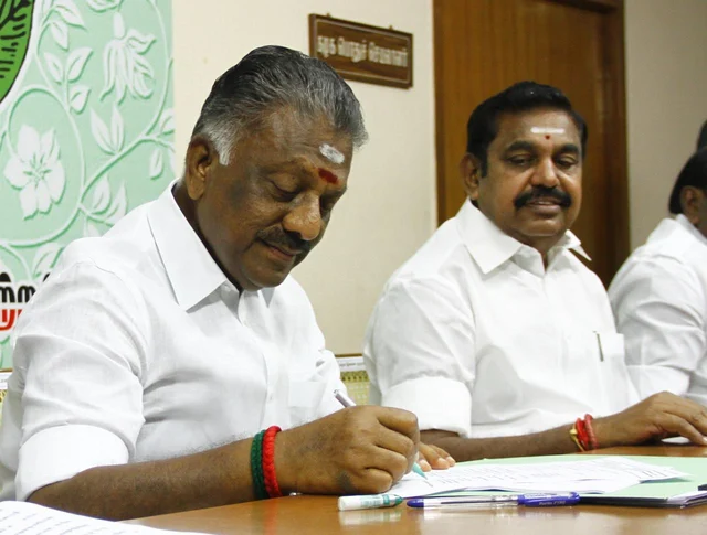 `வலி வரும்போதுதான் மற்றவர்களுக்குப் புரிகிறது!' - சசிகலாவை முன்னிறுத்தும் அ.தி.மு.க எம்.எல்.ஏ-க்கள்