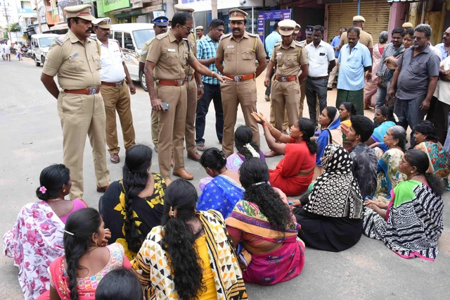 `குடித்தனம் இருக்க முடியலை!' - டாஸ்மாக் கடையை மூடக்கோரி பெண்கள் சாலை மறியல்