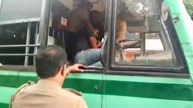 பஸ்ஸில் இருந்து வெளியேற்றப்படும் பாலகிருஷ்ணன்