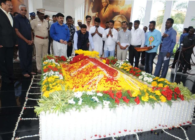 கலாம் நினைவிடத்தில் அஞ்சலி செலுத்திய மாவட்ட ஆட்சியர் வீரராகவ ராவ்.
