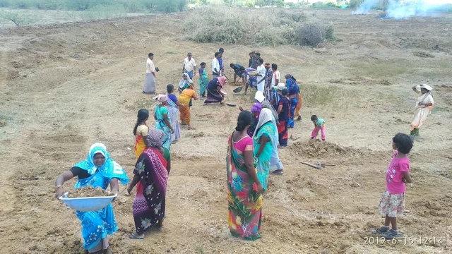 `அரசை நம்பி புண்ணியமில்லை; வீட்டுக்கு ஒருவர் வரணும்!'- ஏரியைத் தூர் வார களமிறங்கிய கிராமம்