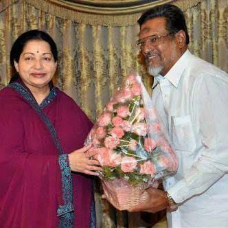 ஜெயலலிதாவிடம் வாழ்த்து பெறும் முஹம்மத்ஜான்