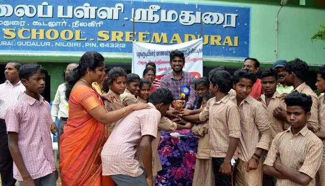 கபடி போட்டியில் வென்று பரிசு பெரும் பழங்குடி மாணவர்கள்