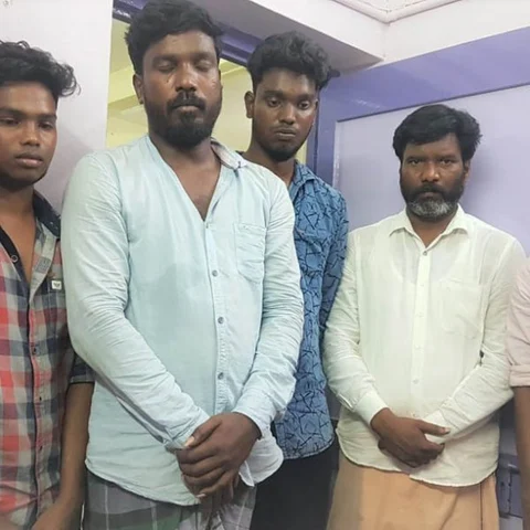 `பட்டாக்கத்தியால் ‘கேக்’ வெட்டிய ரவுடி!’ - வீச்சரிவாளுடன் போஸ் கொடுத்த கூலிப்படை
