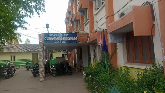 புதிய வீடு... சொகுசு கார்கள்... - அப்பாவிகளை ஏமாற்றிய அரசு டிரைவர் கைது!