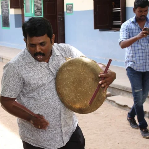 உடல் அசைவுகளின் மூலம் கல்வி... கவனம் ஈர்க்கும் மதுரை அரசுப் பள்ளி ஆசிரியர்!