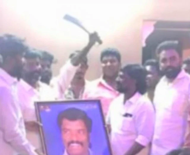 `பட்டாக்கத்தியால் ‘கேக்’ வெட்டிய ரவுடி!’ - வீச்சரிவாளுடன் போஸ் கொடுத்த கூலிப்படை