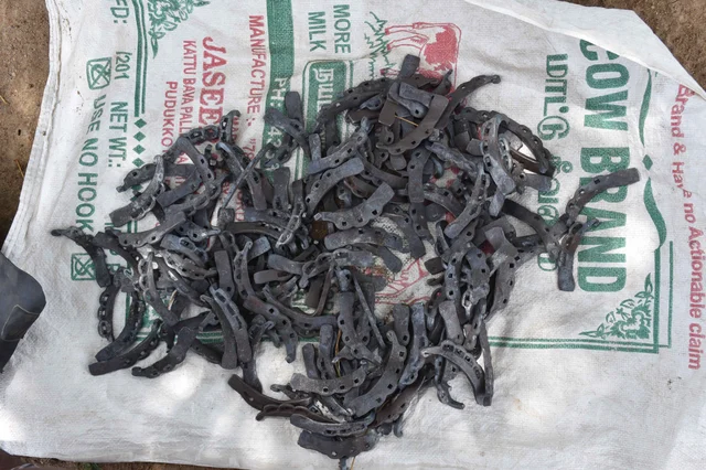 தயார் நிலையில் வைக்கப்பட்டிருக்கும்லாடங்கள்(இரும்புத் தகடுகள்)