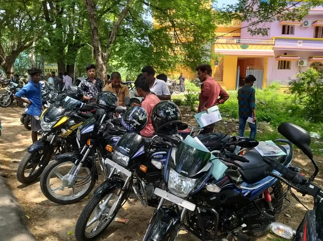 வாகனப் பதிவுக்காகக் காத்திருக்கும் புதிய பைக்குகள்