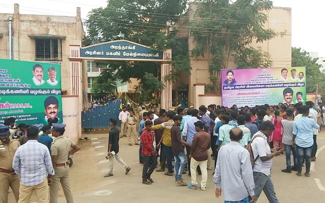 மடிக்கணினி கேட்டு பள்ளியில் குவிந்த முன்னாள் மாணவர்கள்