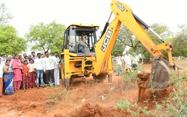 கண்மாய் தூர்வார உண்டியல் பணத்தைக் கொடுத்த 2 வயது சிறுமி - தேனியில் நெகிழ்ச்சி!