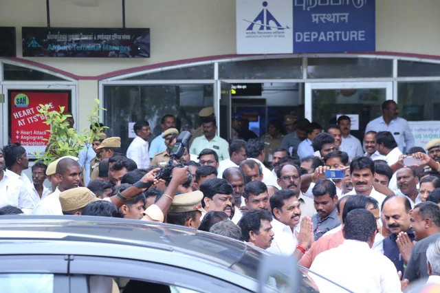 தூத்துக்குடி விமான நிலையத்தில் எடப்பாடி பழனிசாமி