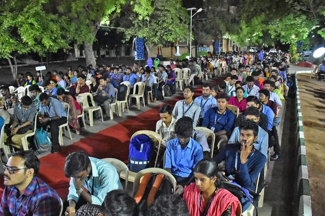 கூட்டத்தில் மாணவர்கள்
