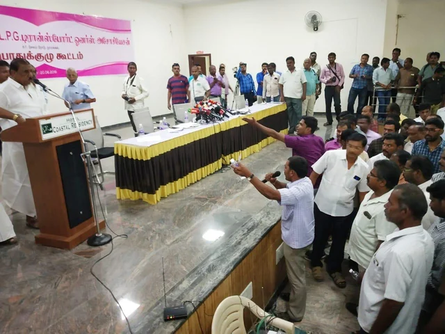 `நீ ஓட்டு போட்டு நான் வெற்றிபெறல' - எல்.பி.ஜி லாரி உரிமையாளர்கள் கூட்டத்தில் கூச்சல் குழப்பம்!