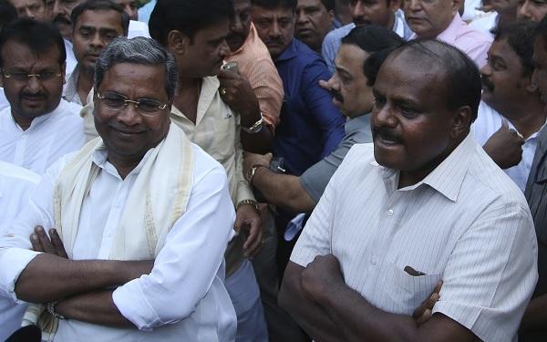 கண்ணி வைத்துக் காத்திருக்கும் எடியூரப்பா... கர்நாடகாவிலும் அவுட்டாகிறது காங்கிரஸ்!