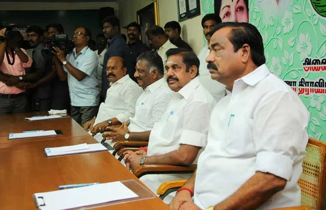 `எடப்பாடி பழனிசாமிதான் இலக்கு; தனபால் அல்ல!' - ஸ்டாலினுக்குச் சுட்டிக் காட்டிய குடும்ப உறவுகள்