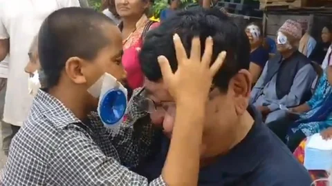 மருத்துவருக்கு நன்றி சொல்லும் சிறுவன்