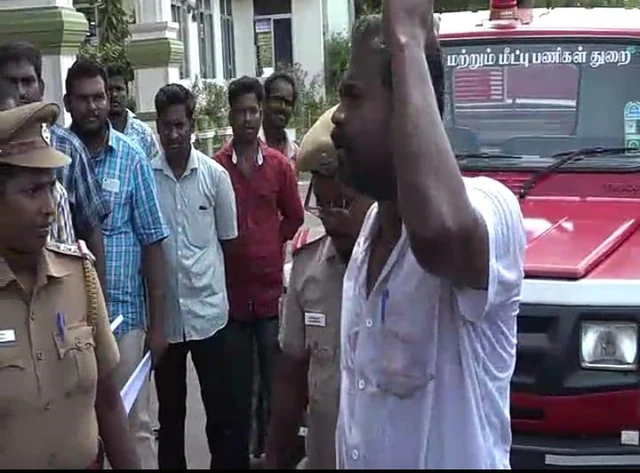கந்துவட்டிக் கொடுமையால் தீக்குளிக்க முயற்சி - கரூர் மாவட்ட ஆட்சியரகத்தில் பரபரப்பு!