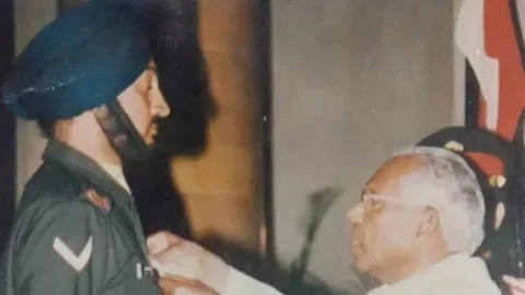 சத்பால் சிங் விருது பெறும் காட்சி