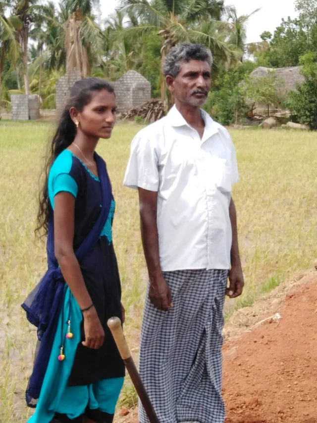 `இதுக்கு ஏன்பா கவலைப்படுற நான் இருக்கேன்’ - தனி ஆளாக 1 ஏக்கர் நிலத்தில் நடவு செய்த கல்லூரி மாணவி