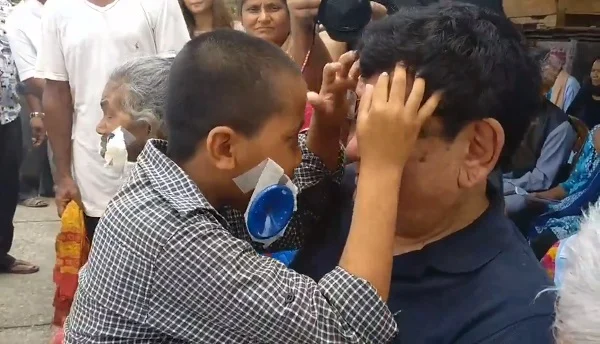 மருத்துவருக்கு நன்றி சொல்லும் சிறுவன்