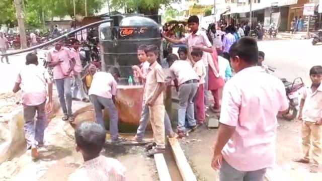 `மரத்தடியில் வகுப்பறை, தெரு பைப்பில் குடி நீர்!' - அவதிப்படும் அரசுப் பள்ளி மாணவ, மாணவிகள்