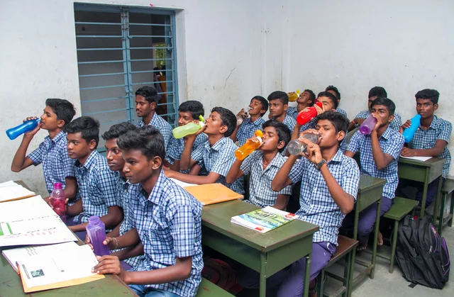 தண்ணீர் அருந்தும் மாணவர்கள்