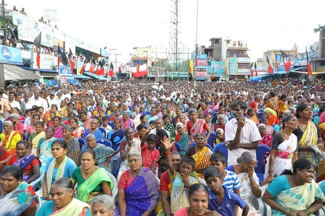 பிரசார பொதுக்கூட்டத்தில் கலந்துகொண்ட தொண்டர்கள்.