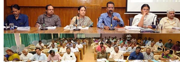 அரசு அதிகாரிகளின் ஆய்வுக்கூட்டம்