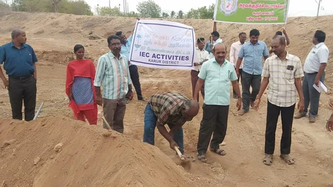 தூர்வாரும் அரசு ஊழியர்கள்