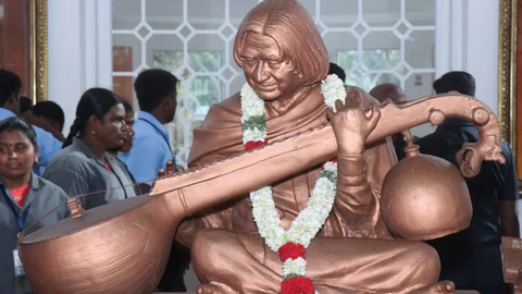 கலாம் நினைவிடத்தில் உள்ள வெண்கல சிலை.